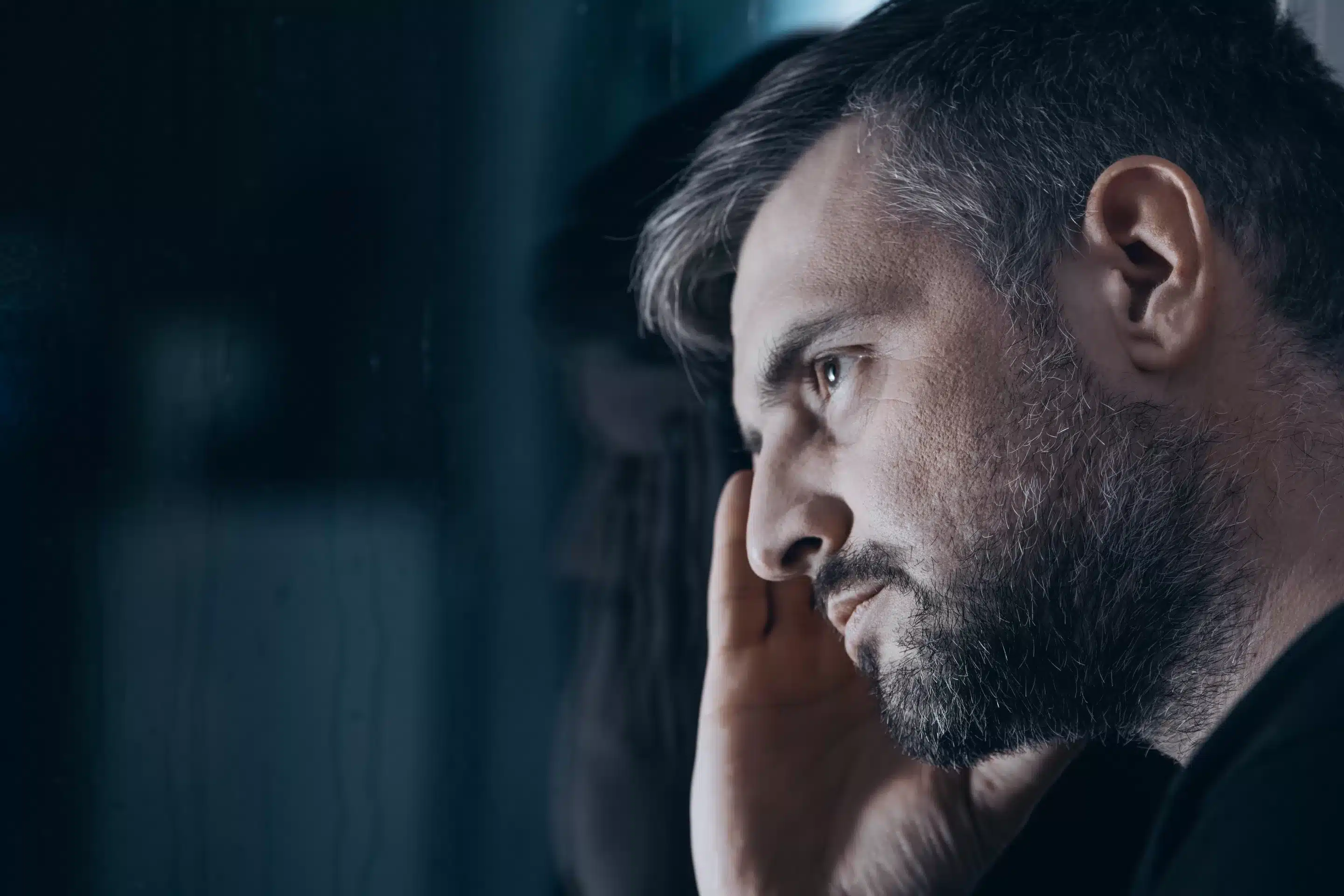 Effects of Percocet (and other opiates) Use a man looking in a mirror